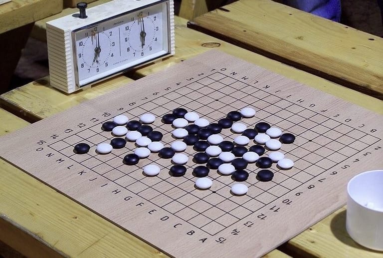 how to play gomoku